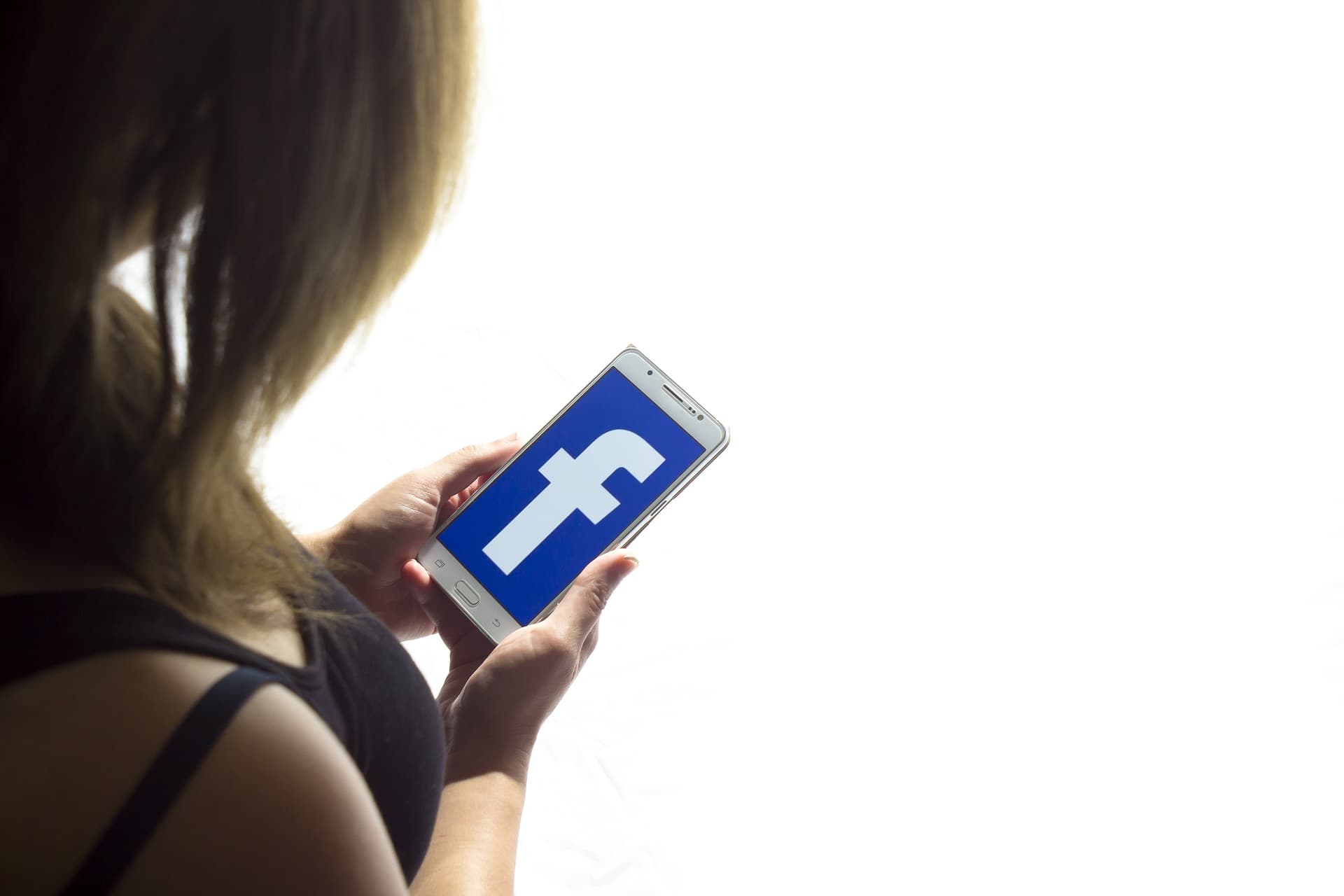 Facebook App for iOS Caught Accessing Camera in Background