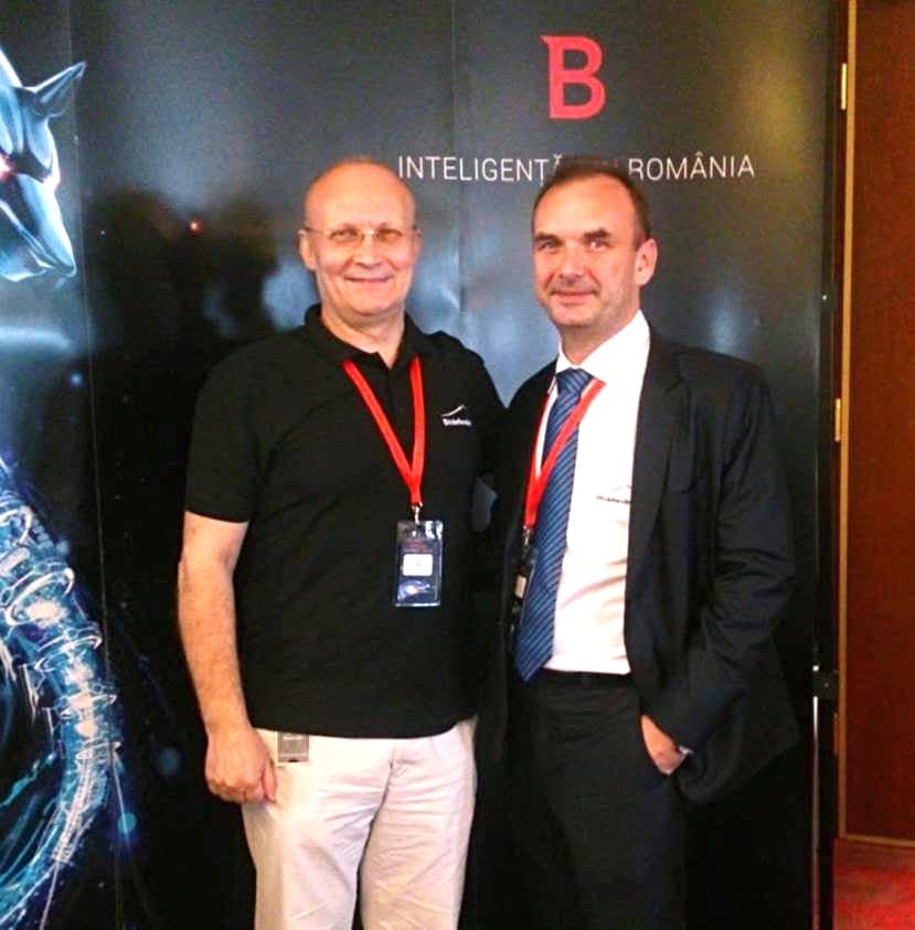លោក Florin Talpes សហស្ថាបនិក Bitdefender ជាមួយក្រុមការងារតំបន់ក្នុងព្រឹត្តិការណ៍មួយរបស់ Bitdefender