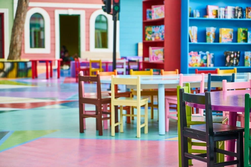 សេវាកម្មវែបសាយថ៍ DAYCARE WEBCAM របស់ចក្រភពអង់គ្លេសបានបិទបន្ទាប់ពីអាស័យដ្ឋានអ៊ីម៉ែលរបស់អ្នកប្រើអ៊ីម៉ែលចំនួន ១២.០០០ នាក់ត្រូវបានបង្ហាញតាមអ៊ិនធឺណិត